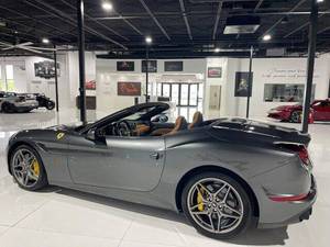 Autos Usados en Venta: T 2017-2023, 2 Puertas, Convertible, Color Oscuro, Tracción Trasera, Asientos de Cuero, Techo Corredizo de Aluminio - Product Image 4