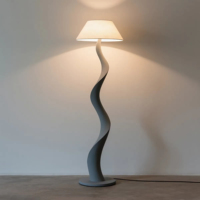 Lampadaire LED moderne en acier avec abat-jour métallique, design étanche, lumière blanche neutre 4100K, couleur variable, intensité réglable, CRI pour entrepôt