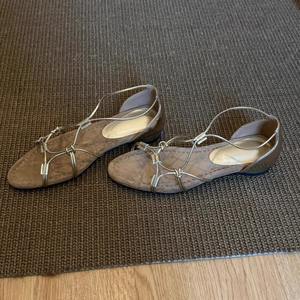 Chaussures imprimées tendance, uniques et de qualité supérieure, faites à la main, en daim et velours antidérapant, pour tous, disponibles en différentes couleurs et tailles. - Product Image 2