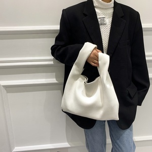 Borsa da polso <span class=keywords><strong>con</strong></span> nodo all'uncinetto fatta a mano in <span class=keywords><strong>pelliccia</strong></span> fatta a mano <span class=keywords><strong>con</strong></span> pochette <span class=keywords><strong>nera</strong></span> da donna in materiale PU di design all'ingrosso - Product Image 2