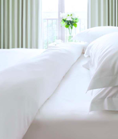 Ensemble de literie d'hôtel économique 100% coton turc en gros hôtel Textile blanc 4 pièces housse de couette drap de lit taie d'oreiller