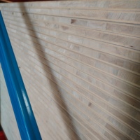 Panneau de meubles en contreplaqué de peuplier laminé mélaminé imperméable HENF 1220x2440mm pour projets de bureaux haut de gamme