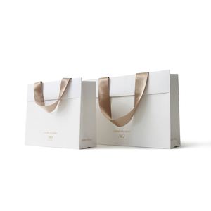 Sacs cadeaux en papier cartonné de luxe de haute qualité, recyclables et biodégradables, avec poignée et ruban, pour cosmétiques, haute visibilité - Product Image 1
