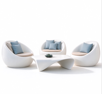 Fauteuil lounge en fibre de verre blanc, design irrégulier et moderne, avec coussin d'assise rembourré, pour salon et hôtel