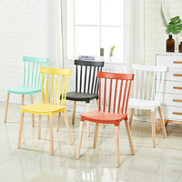 Chaises de salle à manger bon marché en plastique creux élégant Winsor de café en gros d'usine