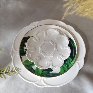 Assiettes à dessert blanches françaises en relief à prix abordable, décorées de fleurs, pour apéritifs et fêtes - Product Image 1