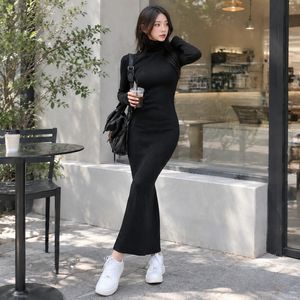 Robe pull longue moulante noire en maille à col roulé pour femme, taille naturelle, style minimaliste, idéale pour l'automne - Product Image 3