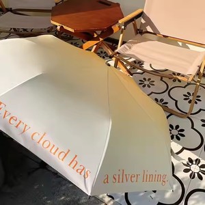 <span class=keywords><strong>Parapluie</strong></span> ensoleillé à trois volets avec dégradé de crème lettres anglaises mignonnes Protection UV noire pare-soleil à impression personnalisée avec commande manuelle - Product Image 2