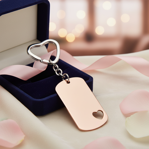 Porte-clés en forme de cœur en or rose avec étiquette découpée pour personnalisation et offrande en cadeau - Product Image 3