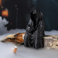 Figurine en résine Sorcière Pêcheuse Sombre et Créative, assise sur un rebord, avec squelette attrapeur, pour décoration de table intérieure