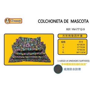 Set di Quattro Tappetini per Cani con Fondo Antiscivolo Quadrato e Motivo, Eleganti Lettini per Animali Domestici - Product Image 1