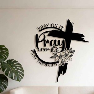 Decorazione da <span class=keywords><strong>parete</strong></span> in metallo con croce in stile Art Déco personalizzata 'Pray on IT Pray Over IT Pray Through IT' - Arte della fede cristiana per la casa e la chiesa - Product Image 1
