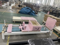 Lit de Pilates Reformer en alliage d'aluminium rose de haute qualité, certifié CE, avec grande plateforme, pouvant être rangé verticalement