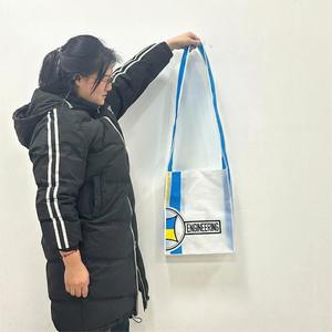 ถุงช้อปปิ้งผ้า Non-Woven รีไซเคิลได้ พิมพ์โลโก้ตามสั่ง พร้อมสายสะพายยาว ถุงสะพายข้างพร้อมข้อความตามสั่ง - Product Image 4