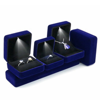 Coffret à bijoux en velours rouge EVERWIN avec lumière, étui de rangement pour boucles d'oreilles et bagues, fermeture à couvercle rectangulaire, couleur unie