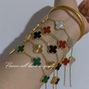 <span class=keywords><strong>Bracelet</strong></span> Trèfle à Quatre Feuilles pour Femme, Luxe Léger, Esthétique Haut de Gamme, Plaqué Or 18K, Nacre Double Face, Bijou Porte-Bonheur en Fer - Product Image 1