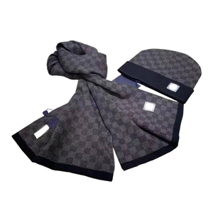 <span class=keywords><strong>Ensemble</strong></span> de luxe hiver : <span class=keywords><strong>Bonnet</strong></span> jacquard de créateur, écharpe longue noire en laine imprimée skateboard et gants pour hommes et femmes - Product Image 5