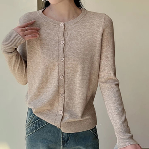 Cardigan tricoté vintage de style coréen pour femmes <span class=keywords><strong>pull</strong></span> simple boutonnage 2024 printemps haut superposé style vieil argent tricoté - Product Image 1