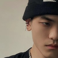 Boucles d'oreilles asymétriques à clipser style punk, croix pendante, pour homme, au design audacieux et cool, pour une oreille seulement