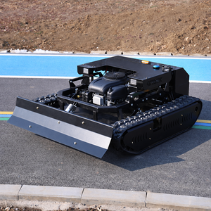 Tondeuse professionnelle télécommandée sur chenilles de 900 mm de large pour la coupe de l'herbe dans les vergers, les fermes solaires et l'aménagement paysager en pente - Product Image 4