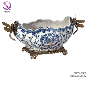 Oggetti decorativi per la casa in ceramica ad alta temperatura personalizzati di lusso europeo porcellana blu e bianca con linea d'oro per dipinti a mano - Product Image 4