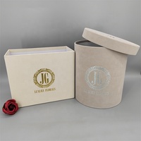 Boîte cadeau ronde carrée personnalisée en velours pour l'emballage de roses avec revêtement UV, finition mate et dorure à chaud, et présentoir