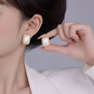 Boucles d'oreilles carrées en perles de style rétro tendance de Hong Kong, géométriques, simples, élégantes, au tempérament polyvalent et à la mode, idéales pour un cadeau - Product Image 2