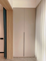 Armoire moderne à double porte minimaliste avec poignée en métal, finition bois crème pour le rangement du salon