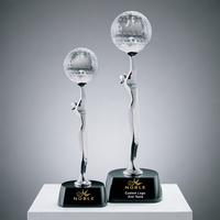 Trofeo de Golf Femenino de Alta Calidad con Figura de Dama Plateada Sosteniendo una Pelota de Golf de Cristal, Personalizable con Logotipo, Ideal para un 'Hole in One'