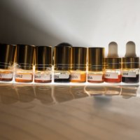 Échantillon S074 d'huile d'agarwood pure pour un ensemble de 8 types d'échantillons complets simplifiés, naturelle et sans additifs, distillée traditionnellement