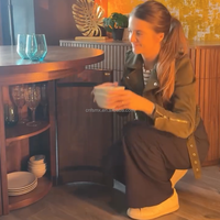Table transformable ovale fabriquée en bois massif de qualité supérieure, s'étend sans effort pour accueillir jusqu'à 12 invités avec bancs et buffet.