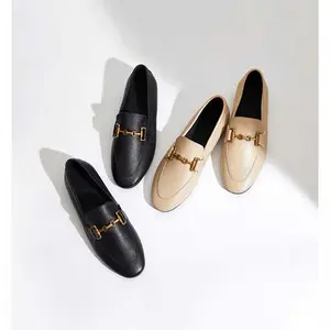 Sepatu buatan tangan dengan sepatu slip-on gesper logam krim sepatu kulit retro Perancis wanita