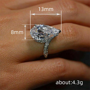 Anello Q898 in Argento con Diamante Sintetico Taglio a Pera, Stile Romantico da Donna con Diamanti Laterali - Product Image 4