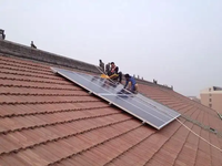 Système de montage solaire sur toit en tuiles personnalisé pour l'installation photovoltaïque résidentielle, structure modulaire en aluminium durable, anodisé, résistant au vent fort