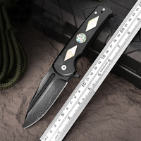 Couteau de chasse pliable de haute qualité pour la survie en plein air, lame en acier Damas, manche noir avec coque colorée