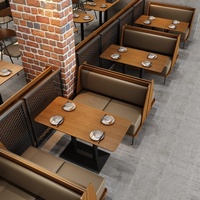 Set Tavolo e Sedie in Stile Industriale per Ristoranti, Caffè e Bar con Imbottitura Morbida per Sedute di Gruppo e Panche Personalizzabili