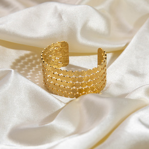 กำไลข้อมือสแตนเลสสตีลลายฉลุชุบทอง 18K สำหรับผู้หญิง เครื่องประดับแฟชั่นสำหรับงานปาร์ตี้ - Product Image 2