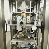 Machine d'emballage verticale automatique VFFS à contrôle PLC haute précision pour sachets de chips, sachets alimentaires, sachets stand-up et remplissage de sachets en aluminium