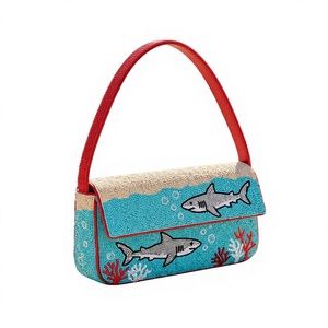 Sac à main fantaisie brodé thème requin, forme rectangulaire tendance, en tissu de coton, sac textile fait main, motif animal, bleu, rouge, avec poignée - Product Image 1
