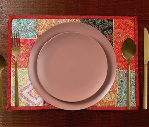 Brocade Saree Patch Tapis de table à manger Fait à la main Moderne Minimaliste Conception personnalisée Multicolore Respectueux de l'environnement - Product Image 1