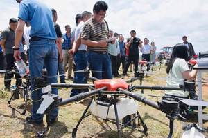 Dron Agrícola para Pulverización, Carga de Pesticidas de 16 kg, Tiempo de Vuelo de 20-30 Minutos, Uso Agrícola, Alta Productividad, Fácil de Operar, Monitoreo Remoto - Product Image 3