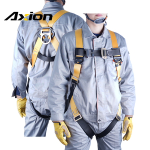 ชุดสายรัดนิรภัยแบบเต็มตัวน้ำหนักเบา ได้มาตรฐาน ANSI Z359.11 สีเหลืองสะท้อนแสง สายรัดโพลีเอสเตอร์สีดำ รับน้ำหนักได้ 200 ปอนด์ ป้องกันการตก - Product Image 1