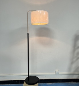 Contemporanea day Inn Dawn by Wyndham Hotel camera King/Queen Room e divano lampada da pavimento con paralume in tessuto E26 - Product Image 2