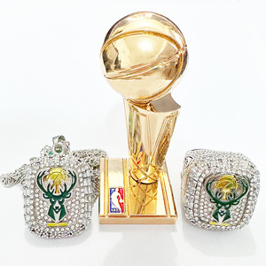 Anillos de Baloncesto Personalizados de Aleación, Anillo de Campeonato de los <span class=keywords><strong>Milwaukee</strong></span> <span class=keywords><strong>Bucks</strong></span> y Collar con Trofeo, con Cajas de Alta Gama con Incrustaciones de Diamantes de Imitación - Product Image 4