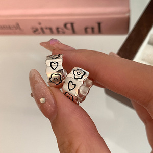 Pendientes de Metal con Diseño de Flor de Amor para Mujer, con Diseño Simple y Combinación Perfecta, Venta al por Mayor - Product Image 1