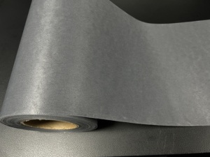 Materiali all'ingrosso: Tessuto non tessuto grigio scuro per tende, in PP/PET, per tapparelle e tende romane semi-oscuranti - Product Image 1