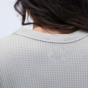 Set Tuta Sportiva Personalizzata in Maglia a Nido d'Ape Traspirante, Felpa con Collo Tondo e Pantaloni Larghi Oversize - Product Image 4