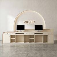 Bureau d'accueil moderne blanc crème avec éclairage LED, comptoir de réception minimaliste en bois de noyer, table de salon, table de clinique de beauté