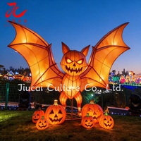 Lanternes de festival colorées en soie sur le thème d'Halloween : chauve-souris, fantôme, araignée, citrouille pour la décoration de jardin, pelouse et fêtes