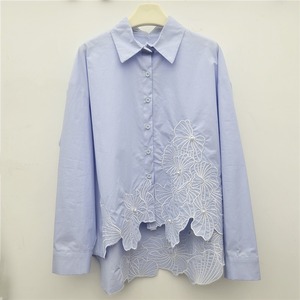 2026 Grosir Baru Kemeja Wanita Elegan Kasual Putih Bordir Bunga Lengan Panjang Oversize Model High Low Hem - Product Image 4